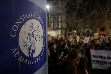 Protest la sediul CSM, după investigaţia Recorder  / Se cere demisia Liei Savonea / ”Nicuşoare nu mai sta, apără justiţia” / Ce a transmis premierul Ilie Bolojan – FOTO / VIDEO

