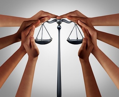 Ministrul Justiţiei, întrebat dacă a vorbit cu Lia Savonea şi dacă aceasta ar trebui să-şi dea demisia: Nu am vorbit. Eu nu pot spune că cineva trebuie să demisioneze sau nu. Demisia este un act personal pe care oricine şi-l asumă 