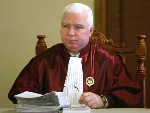 Petre Lăzăroiu, întrebat dacă între magistraţii CCR este „război”: „Probabil că da. De aproape un an, Guvernul şi alte entităţi au pus tunurile pe magistraţi şi au mers într-un război care pe care. Acum asistăm la ceea ce s-a vrut, la o răzmeriţă