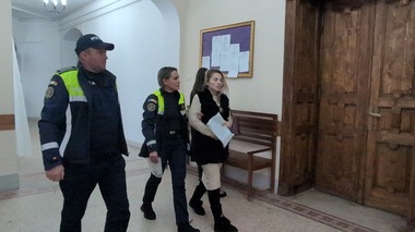 Femeia suspectată că şi-a ucis mama, i-a vândut bunurile şi s-a mutat în Dubai, adusă la Curtea de Apel Alba Iulia, unde va fi judecată contestaţia pe care a depus-o la măsura arestării preventive - VIDEO FOTO