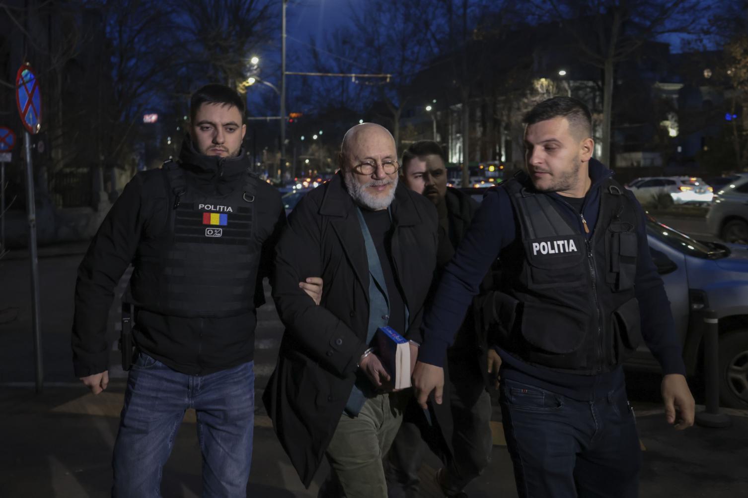 UPDATE - Percheziţii la psihoterapeutul Cristian Andrei, acuzat de exercitarea fără drept a unei profesii, viol şi agresiune sexuală/ În Dâmboviţa, un poliţist a tras cu arma cu bile de cauciuc ca să sperie doi câini agresivi/ Andrei, adus la audieri