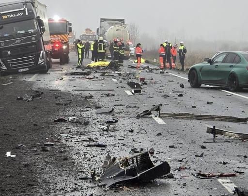 Microbuzul care transporta microbişti greci, implicat în accidentul din Timiş soldat cu şapte morţi şi trei răniţi, fusese închiriat de la o firmă din Edessa şi nu avea sistem de asistenţă la menţinerea benzii de circulaţie - Presa elenă