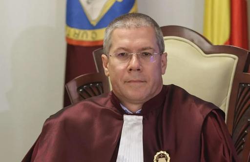 UPDATE - Curtea de Apel Bucureşti a respins cererea de suspendare a decretului de numire a lui Dacian Dragoş la CCR şi a admis solicitarea privind sesizarea CCR pentru clarificarea sintagmei „activitate juridică sau în învăţământ juridic superior”