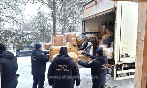 Captură record la frontieră: Poliţiştii au confiscat zeci de mii de articole vestimentare, parfumuri şi produse de marochinărie contrafăcute, în valoare de şapte milioane lei şi mii de pachete de ţigări/ Şoferul, cetăţean turc, a fost arestat preventiv