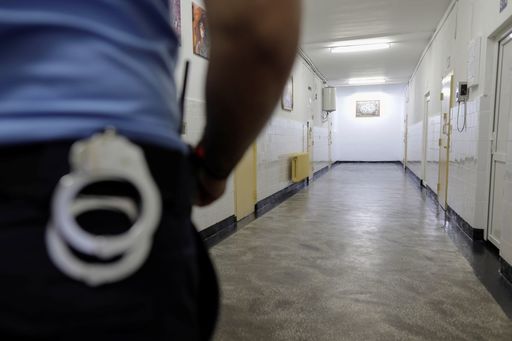 Covasna: Doi bărbaţi au fost trimişi în judecată, fiind acuzaţi că au înjunghiat două persoane şi au bătut alta / Ei mai sunt acuzaţi că au ameninţat un şofer ca să îi plimbe cu maşina

