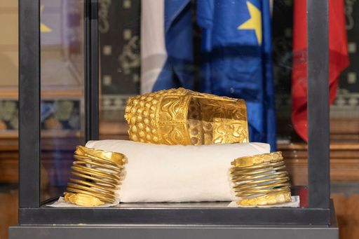 Parchetul ICCJ: Autorităţile judiciare din Olanda au predat către autorităţile române obiectele de patrimoniu recuperate, respectiv  Coiful de la Coţofeneşti şi două dintre cele trei brăţări dacice de aur - FOTO