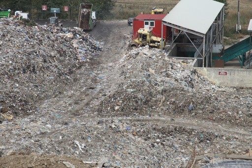 Braşov: Anchetatorii cer arestarea preventivă a două persoane şi interdicţia privind dizolvarea unei firme în dosarul privind îngroparea ilegală a sute de tone de deşeuri provenite din construcţii