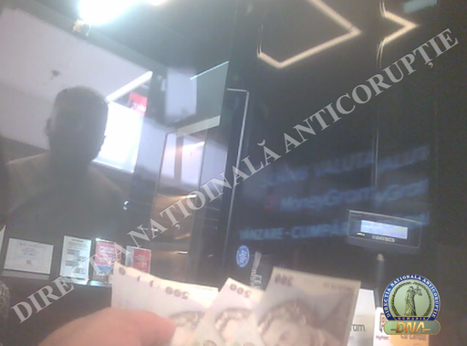 Poliţişt din cadrul IPJ Buzău, arestat preventiv pentru luare de mită / El este acuzat de DNA că a pretins 15.000 de euro, pentru a ajuta un martor din dosar să formuleze un denunţ, indicându-i o persoană ce ar fi urmat să comită o faptă penală