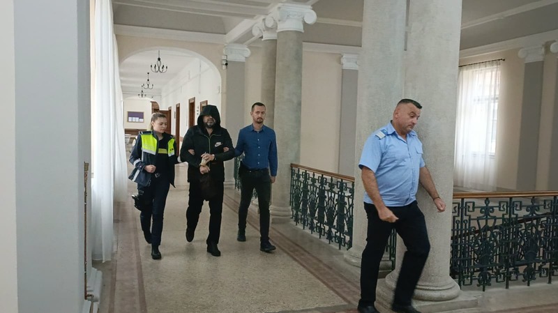 Procurorul Radu George Bucurică, adus la Curtea de Apel Alba Iulia, unde se judecă prelungirea arestării preventive/ Instanţa se va pronunţa luni - FOTO