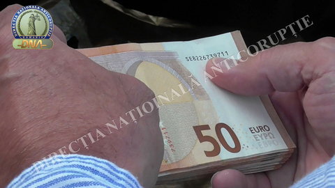 Persoană care a cerut bani de la administratorul unor firme susţinând că are influenţă asupra conducerii ANAF, prinsă în flagrant când primea 11.000 de euro / ANAF ar fi stabilit obligaţii suplimentare de plată de 700.000 de lei