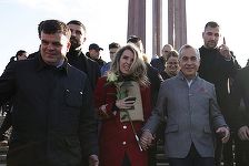 Soţia lui Călin Georgescu, Cristela, a plecat de la sediul DIICOT: Am fost invitată în calitate de martor / Percheziţiile vor continua în zilele următoare / Ea acuză presiuni asupra judecătorilor şi afirmă că este un dosar politic