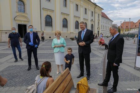 Preşedintele Klaus Iohannis se află la Sibiu, unde s-a plimbat prin Piaţa Mare şi a vizitat o expoziţie de fotografie în aer liber