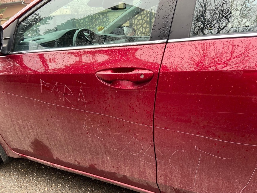 Viceprimarul liberal al municipiului Timişoara, Cosmin Tabără, şi-a găsit maşina vandalizată: Probabil că se va încerca pe orice cale intimidarea mea, dar vă anunţ că nu renunţ
