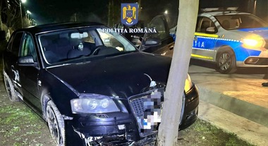 Constanţa: Un şofer care nu a oprit la semnal a fost urmărit trei kilometri / El a intrat cu maşina într-un stâlp / Bărbatul nu avea permis, era băut şi autoturismul era furat 