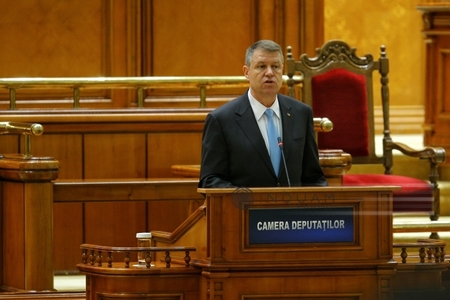 Klaus Iohannis a ajuns în plenul Parlamentului, unde urmează să susţină un discurs
