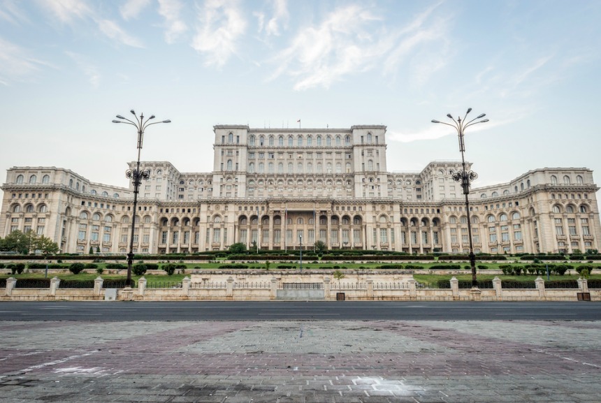 Cros în faţa Parlamentului, pe 19 martie, pentru desfiinţarea zidului din jurul Casei Poporului