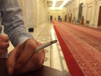 REPORTAJ: Parlamentul deschide terasele pentru fumători: ”Băncuţe, scrumiere, spaţiu verde. E frumos”