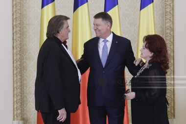 Klaus Iohannis i-a decorat pe Stela Popescu, Florin Piersic şi membrii formaţiei Cargo