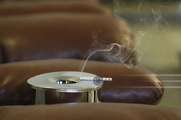 Cioloş: Legea antifumat se aplică inclusiv în clădirea Guvernului, vă invit să nu mai fumaţi în Palatul Victoria