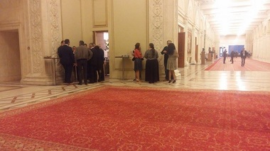 REPORTAJ: Ultima zi de fumat în Parlament - cum au făcut jurnaliştii şi deputaţii front comun în "colţul ilegaliştilor"
