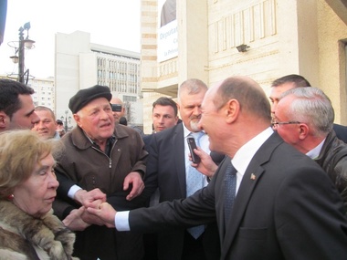 Băsescu susţine că Iaşiul a rămas în urma Clujului din cauză că autorităţile s-au uitat doar la buzunarul investitorilor