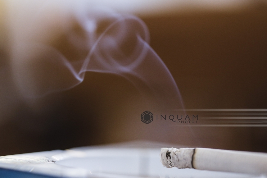 Legea antifumat se modifică în comisii la Senat: Fumatul va fi posibil la terase şi în camere special amenajate