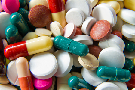 Iohannis cere reexaminarea legii privind vânzarea medicamentelor online şi vrea clarificări din partea Parlamentului