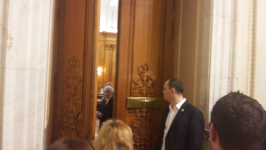 Sebastian Ghiţă a încercat să intre în sala unde se numărau voturile pentru cererea de reţinere, fiind oprit de ziarişti