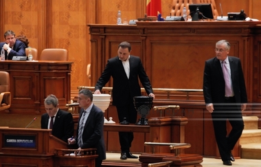 Conducerea Camerei Deputaţilor vrea să interzică filmarea votului secret cu bile