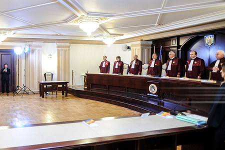 Alegerea primarilor într-un singur tur, analizată de Curtea Constituţională 