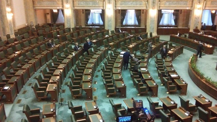 Senatorii au reuşit să dezbată doar şase puncte de pe ordinea de zi; şedinţa de plen, suspendată din lipsă de cvorum