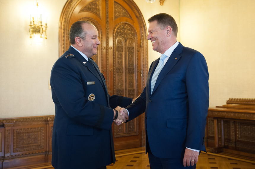 Preşedintele Iohannis l-a decorat pe comandantul forţelor NATO din Europa, generalul Mark Breedlove