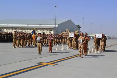 Klaus Iohannis i-a decorat post-mortem pe militarii români ucişi sâmbătă, în Afganistan