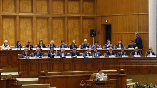 Premierul Dacian Cioloş asistă în Camera Deputaţilor la votul pe pachetul de legi privind achiziţiile publice