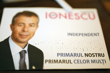 Un candidat la Primăria Buzău are flyere tipărite şi în alfabetul Braille; mesajele sale, traduse şi în limbaj mimico-gestual