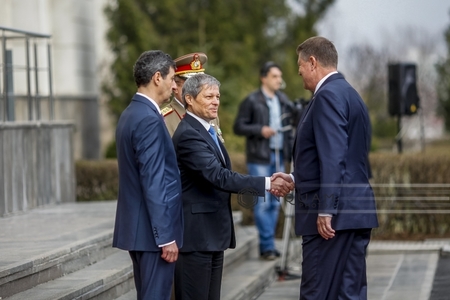 Klaus Iohannis se întâlneşte vineri cu Dacian Cioloş pentru a discuta despre summit-ul NATO de la Varşovia