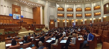 REPORTAJ: 150 de tineri ţin locul deputaţilor pentru 3 zile şi vor dezbate proiecte de legi. Unii se visează parlamentari