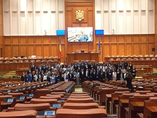 150 de tineri ţin locul deputaţilor pentru trei zile şi vor dezbate proiecte de legi (FOTO: News.ro/ Larisa Bernaschi)