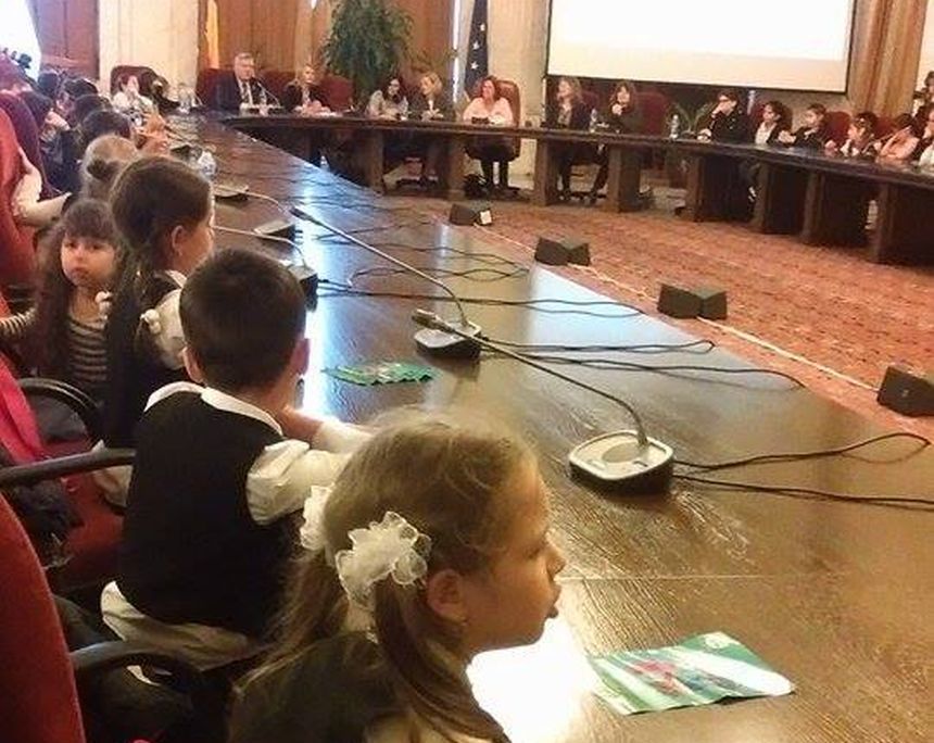 REPORTAJ: Copiii au fost senatori pentru o zi; vor lege ca părinţii să stea 3 luni în vacanţă şi teme puţine. FOTO, VIDEO