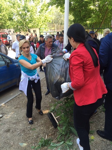 REPORTAJ: Firea a făcut curăţenie într-un parc. Reacţiile au fost diverse, iar o bătrână i-a urat să nu câştige. FOTO, VIDEO