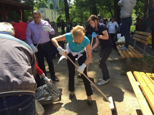 Firea a făcut curăţenie într-un parc. Reacţiile au fost diverse, iar o bătrână i-a urat să nu câştige (FOTO: News.ro/ Larisa Bernaschi)