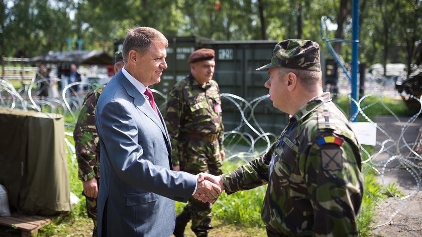 Iohannis a participat la un exerciţiu NATO de evaluare a interoperabilităţii sistemelor de comunicaţii ale Alianţei