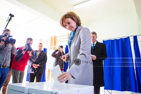 Carmen Iohannis va vota la Sibiu, unde va fi însoţită de şeful statului care apoi va merge în Capitală să voteze - surse