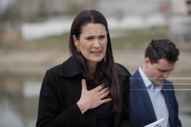 Clotilde Armand (USB) a intrat într-o secţie de votare cu o geantă cu inscripţii electorale: Am uitat să scot
