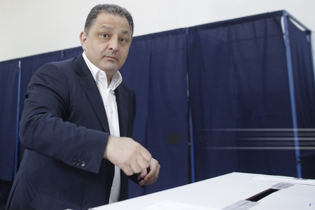 Vanghelie: Am votat pentru încredere. Legea electorală e prost gândită, oamenii aleg stafii. FOTO, VIDEO