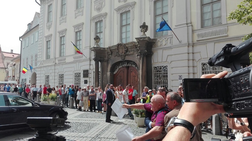 Bărbatul care i-a dat un memoriu lui Iohannis la Sibiu este cel care l-a stropit cu cerneală pe faţă pe Emil Constantinescu în anul 2000
