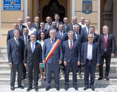 Depunerea jurământului de către noul primar al Buzăului şi de consilierii locali a fost marcată de situaţii inedite - FOTO