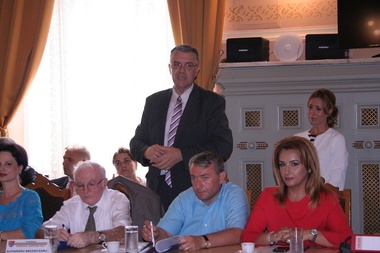 Consilierii judeţeni liberali s-au certat cu social-democraţii pentru scaunele din sala de şedinţe a CJ Dolj