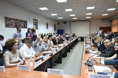 CJ Prahova, constituit la a treia şedinţă; liberalii au părăsit sala după ce consilierii PSD, ALDE şi PMP au arătat votul şefilor de partid