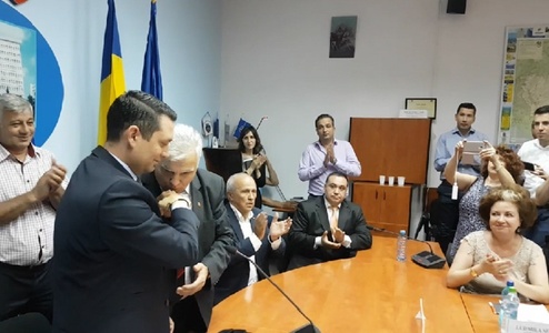 Consilier PSD fotografiat sărutând mâna noului şef al CJ Prahova: N-a ajuns mâna lui la gura mea. E o prostie